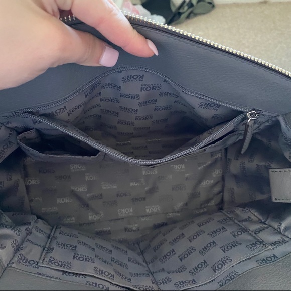 Bundle!!! Three Michael Kors purses - Picture 3 of 8